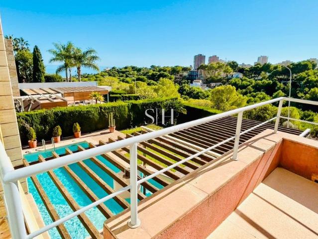 Presentamos una espectacular villa independiente situada en. 403m² Orihuela Costa