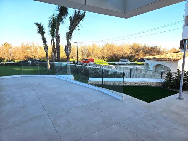 Presentamos una impresionante planta baja en primera línea. 313m² Dénia