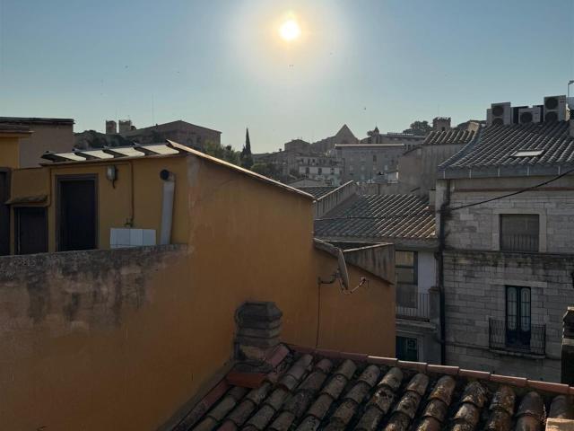 Presentamos una pieza única ! Piso para rehabilitar ubicado. 55m² Girona