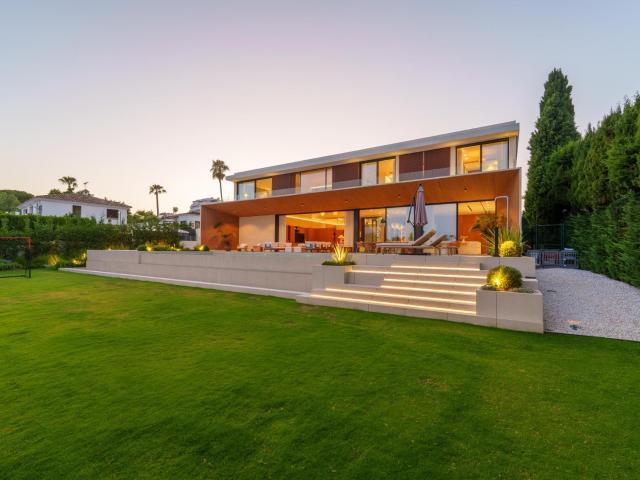 Presentamos una villa contemporánea de 6 dormitorios ubicada. 1057m² Marbella