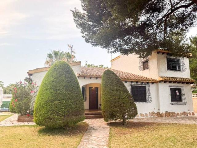 Presentamos una villa independiente situada en una de las zo. 200m² Orihuela Costa