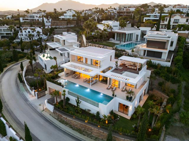 Presentamos una villa moderna a estrenar ubicada en la exclu. 716m² Benahavís