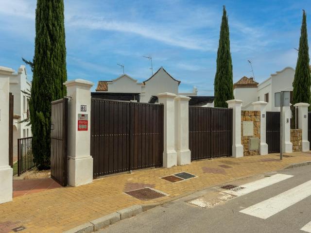 Presentamos Azata Golf Villas: adéntrate en espaciosas vivie. 170m² Estepona