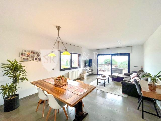 Presentamos esta atractiva vivienda situada en la tranquila. 240m² Lloret de Mar