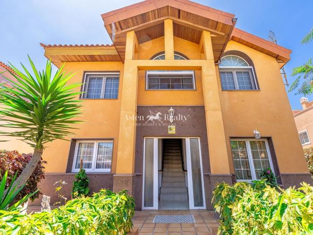 Presentamos esta excepcional villa en Adeje, ubicada en una. 145m² Adeje