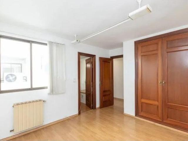 Presentamos esta exclusiva vivienda señorial ubicada en pleno corazón de Valencia, en el prestigioso