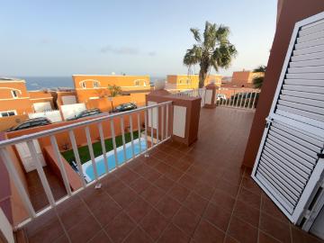Presentamos esta elegante villa pareada situada en la tranqu. 128m² Puerto del Rosario