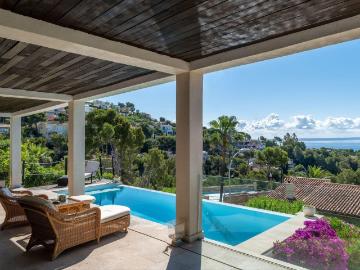 Presentamos esta villa orientada al sur ubicada en la zona r. 354m² Costa d'En Blanes