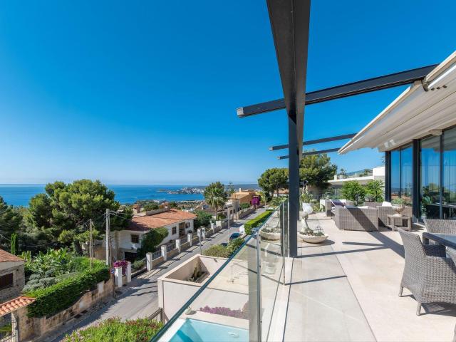 Presentamos esta villa orientada al sur ubicada en la zona r. 354m² Costa d'En Blanes