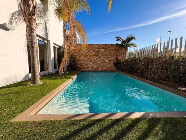 Presentamos esta acogedora villa semi pareada de tres altura. 213m² Rojales