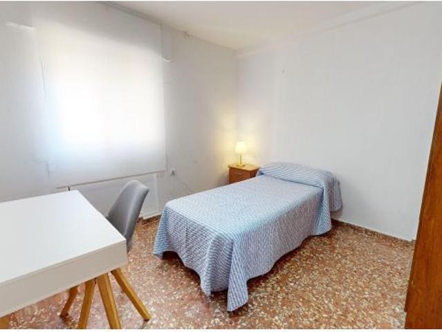 PRESENTAMOS MAGNIFICA VIVIENDA PARA ALQUILAR EN ZONA PARQUE CRUZ CONDE DE 4 DORM, BAÑO, y ASCENSOR
