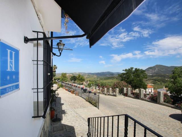 Presentando una oportunidad única para adquirir un exitoso H. 700m² Zahara de la Sierra