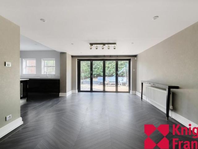 Presenting a stylish 6 bedroom detached house