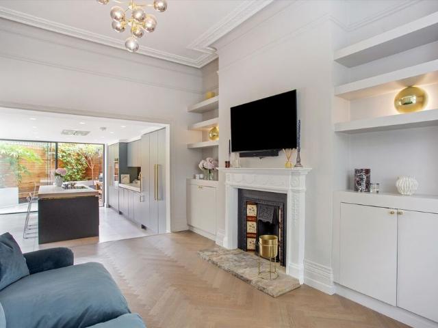 Presenting an exceptional 4 bedroom end of Terraced house in the heart of the Abbeville village