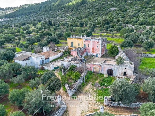 Presentiamo una proprietà unica nel suo genere, un raro gioi. 1000m² Fasano