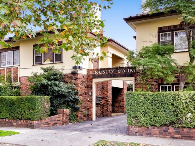 Preserved Art Deco 2 bed + study