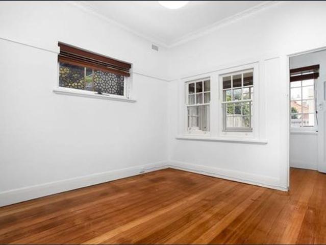 Preserved Art Deco 2 bed + study