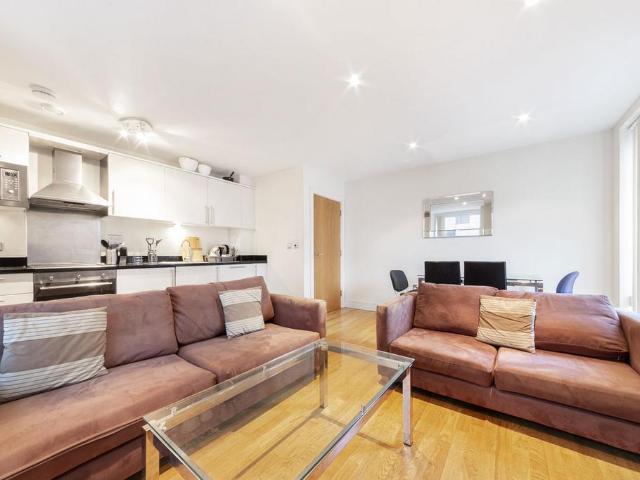 Prestons Road, London E14 3 bed flat to rent £3,000 pcm £692 pw