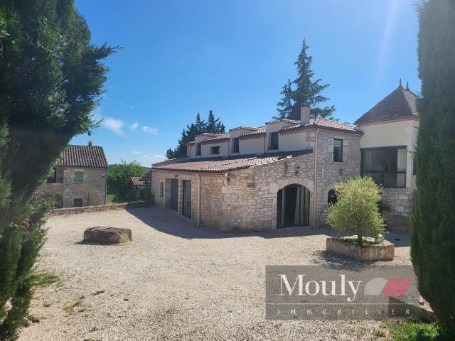 Prestation De Qualite Pour Cette Propiete Restauree Dans Un. 240m² Lalbenque