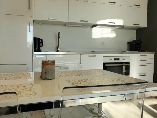 Prestiżowy apartament salon z aneksem kuchennym, sypialnia, łazienka z WC oraz przedpokój 41,93 m2