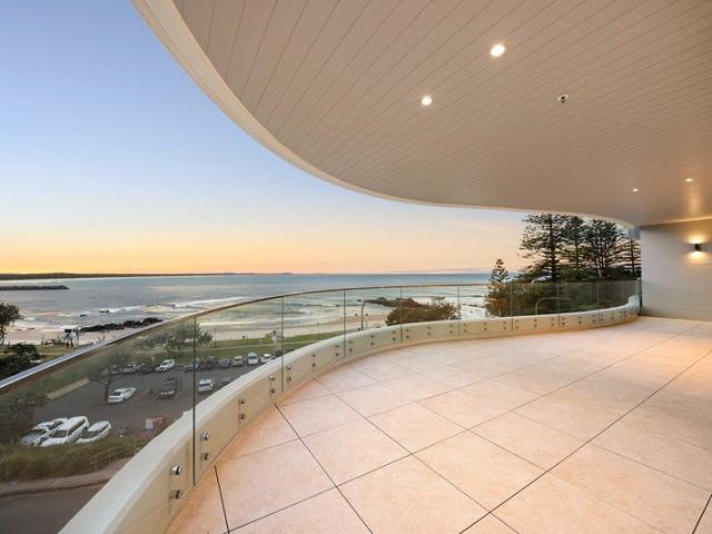 Prestige Beachfront Apartment with Sweeping Ocean Views