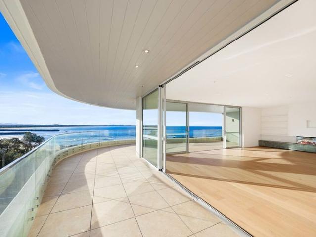 Prestige Beachfront Apartment with Sweeping Ocean Views