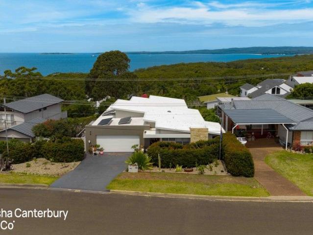 PRESTIGE COASTAL FAMILY HOME OVERLOOKING JERVIS BAY