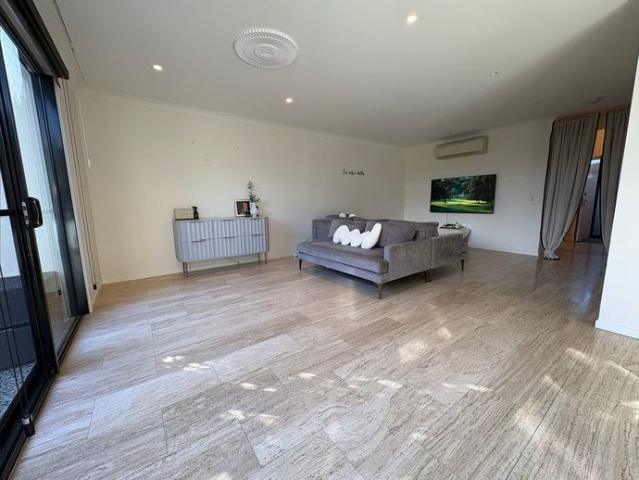 Prestige coastal lifestyle with central location!