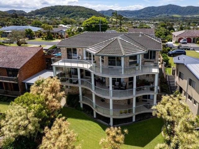 Prestige Coastal Living with Commanding Views Over Coffs Harbour