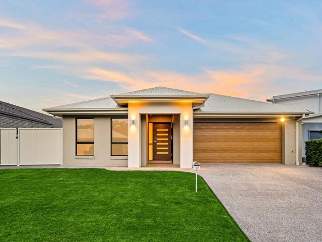 PRESTIGE FAMILY HOME WITH POOL WALK TO PARK AND MAJOR SHOPS AND RESTAURANTS