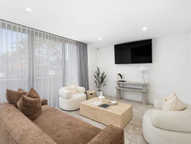 Prestige Family Living On The Border Of Putney