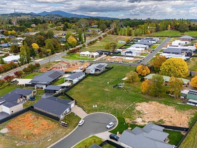 Prestige Living Begins Here, 5 Cambridge Place, Orange NSW