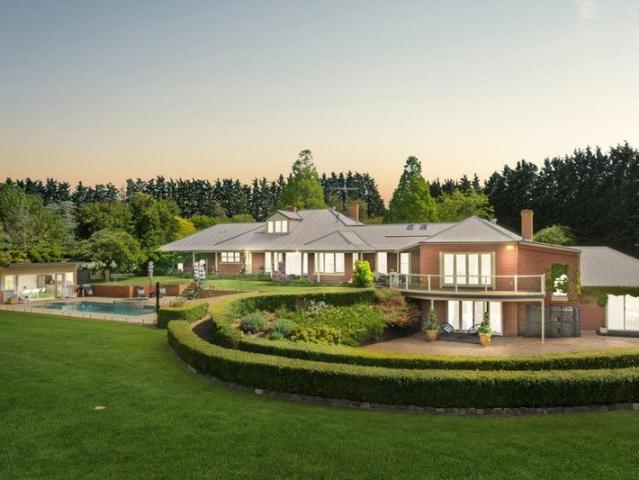 Prestige Living in Commanding Hilltop Position