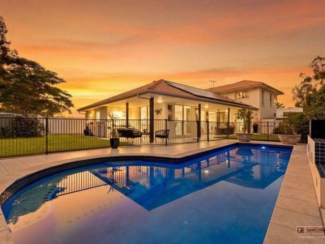 Prestige Living in a World Class Coastal Setting, 1,101m2 block with room for all the toys!