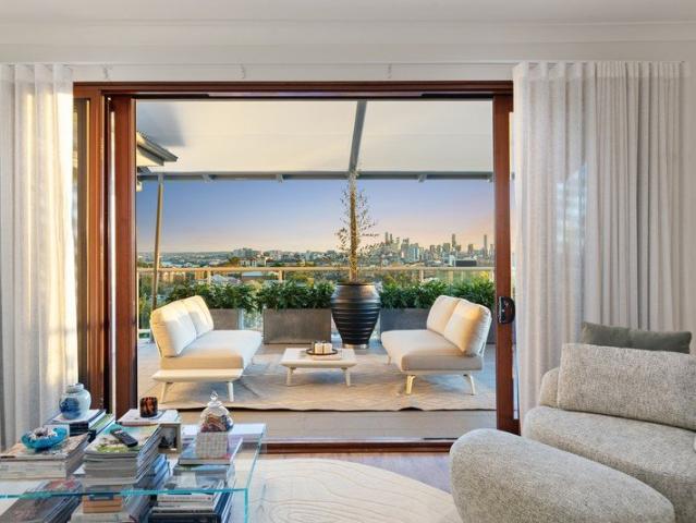 Prestige Penthouse Position with Spectacular City & Mountain Views
