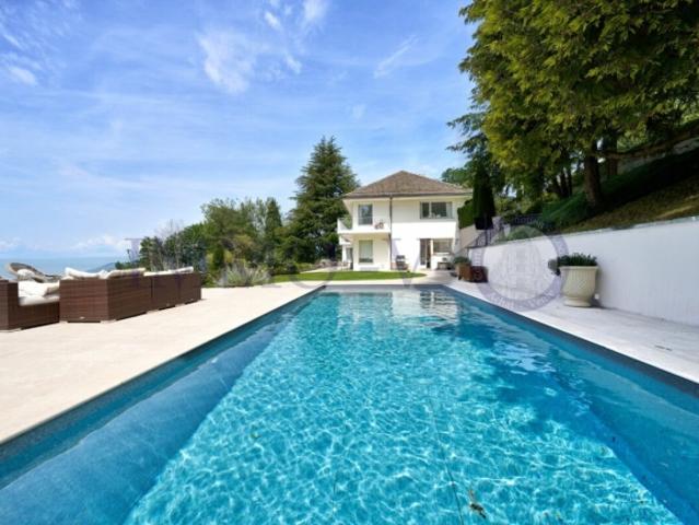 PRESTIGETRÄCHTIG MIT POOL UND PANORAMABLICK – MÖBLIERT