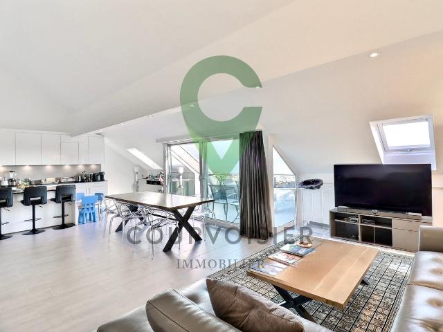 Prestigeträchtige 4,5 Zimmerwohnung mit exklusivem See und Bergpanorama