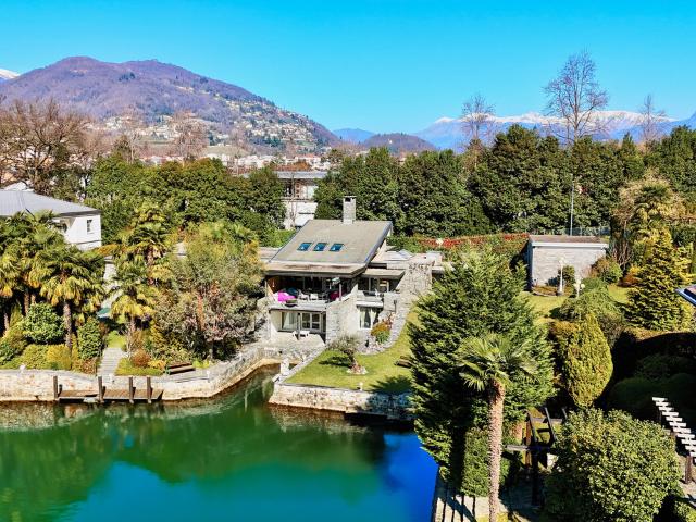 Repräsentative Villa am Luganersee mit Steg und Bootsplatz