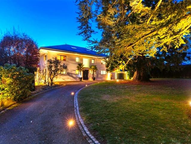 PRESTIGETRÄCHTIGE ZEITGENÖSSISCHE VILLA IN CHÊNE BOUGERIES EINE OASE DES LUXUS UND DER GELASSENHEIT