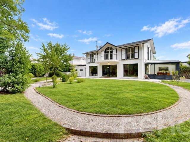 Prestigeträchtige Familienvilla mit großem Garten in Vandoeuvres
