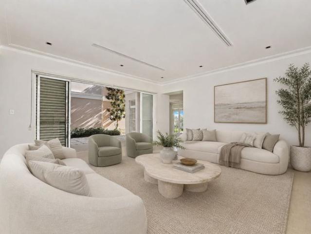 Prestigious Waterfront Harbour Manor on Peninsula Drive