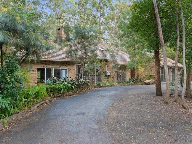Prestigious Acreage Living in the Mansfield State High Catchment Over 2.5 Acres of Privacy, Space & Lifestyle