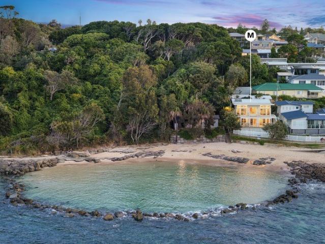 Prestigious absolute beachfront position