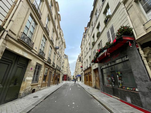 Prestigious Apartment in a Historic Building on the Famous Île Saint Louis, Paris Amsterdam Apartments for Rent