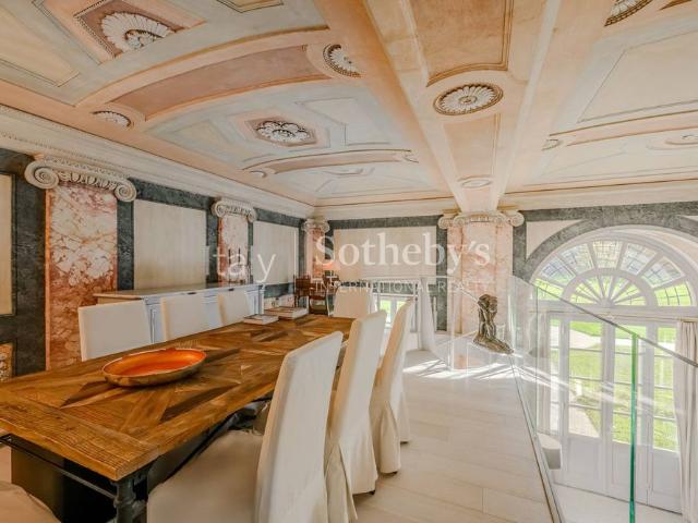 Prestigious apartment in an elegant historic villa
