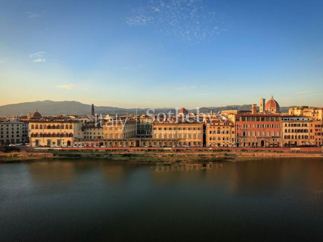 Prestigious apartment with terrace overlooking the Arno