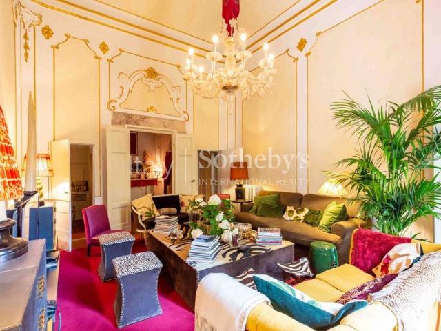 Prestigious apartment with frescoed living room