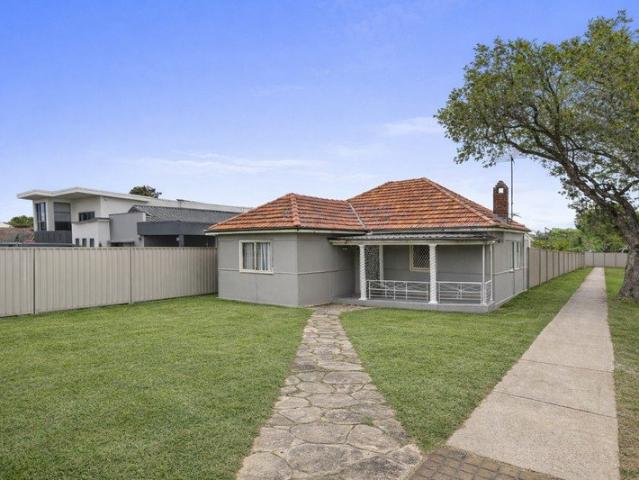 Prestigious blue chip location, prime corner position