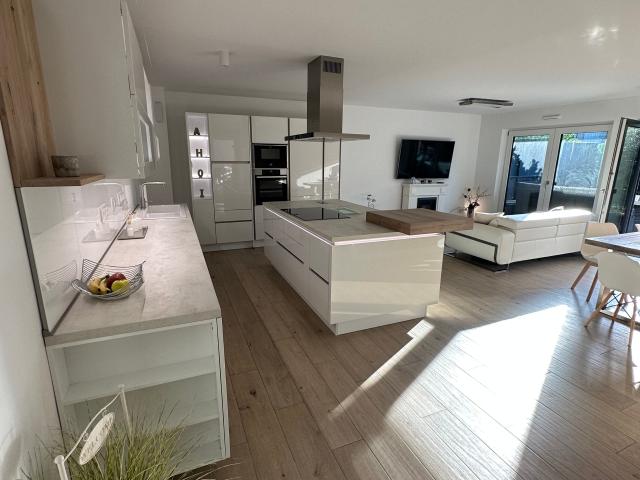Prestigious Designer Apartment with private city garden next to Unikliniken