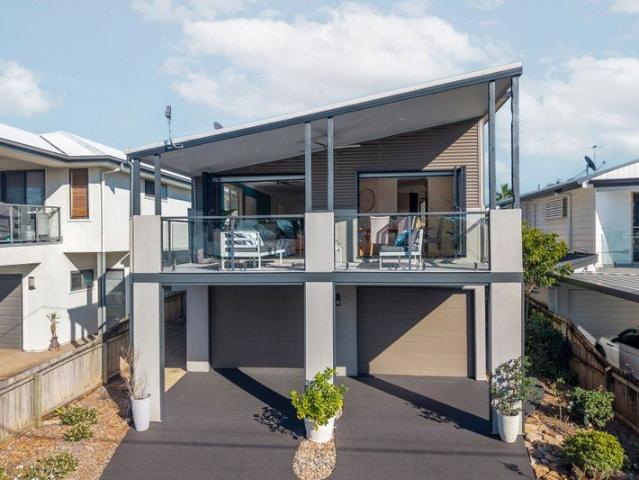 Prestigious Esplanade Living with Panoramic Bay Views